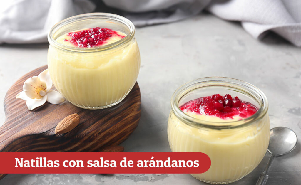 Natillas con salsa de arándanos