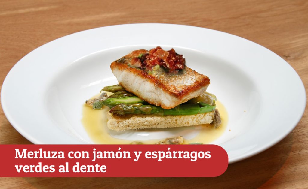 Merluza con jamón y espárragos verdes al dente