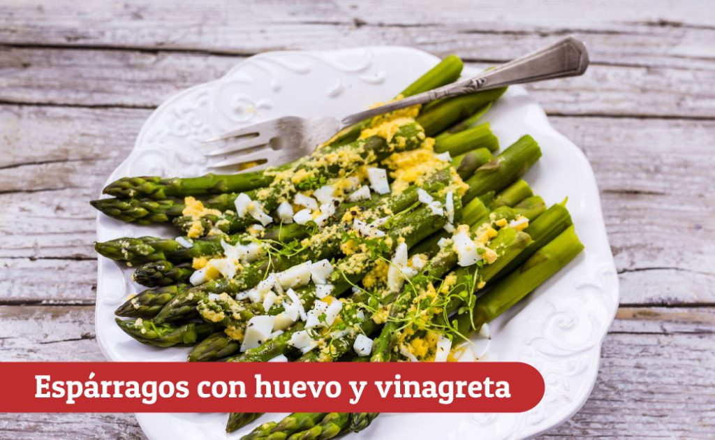 Espárragos con huevo y vinagreta