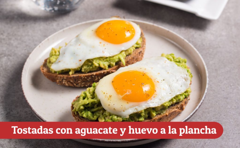 Lunes: tostadas con aguacate y huevo a la plancha