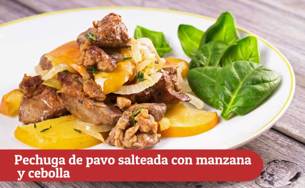 Sábado: pechuga de pavo salteada con manzana y cebolla