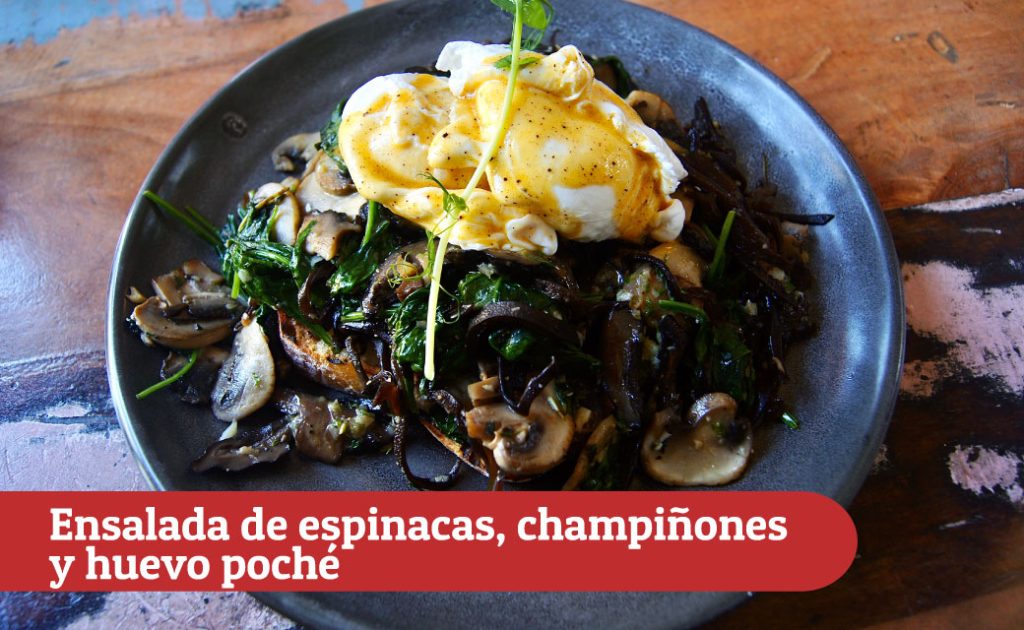 Martes: ensalada de espinacas, champiñones y huevo poché