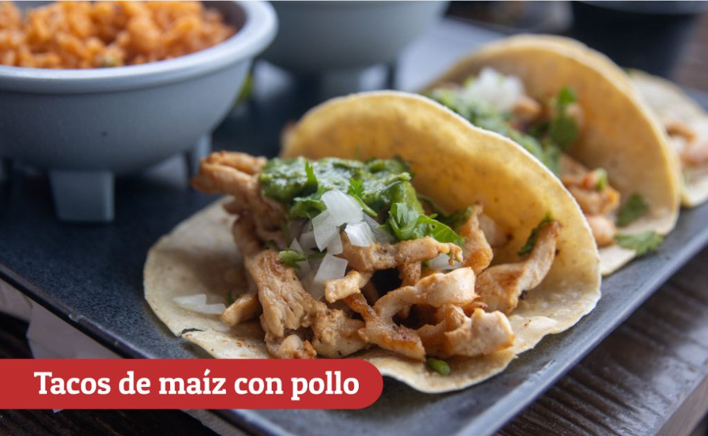 Miércoles: tacos de maíz con pollo