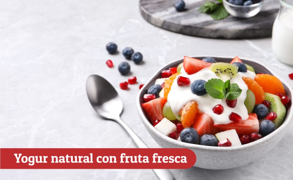Martes: yogur natural con fruta fresca