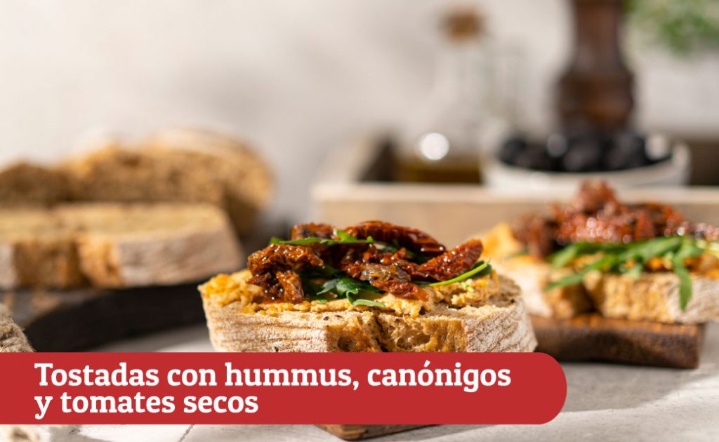 Jueves: tostadas con hummus, canónigos y tomates secos