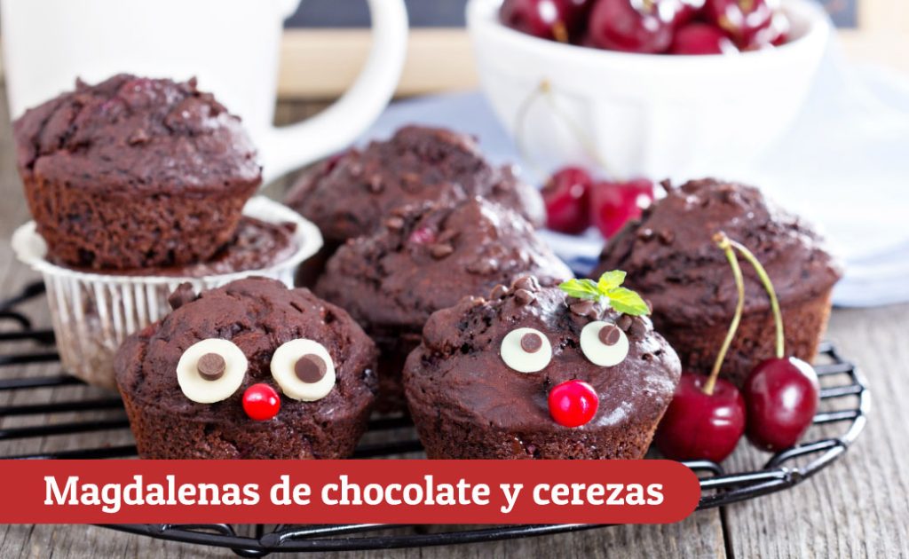 Magdalenas de chocolate y cerezas