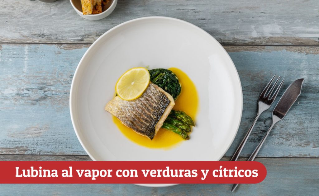 Lubina al vapor con verduras y cítricos