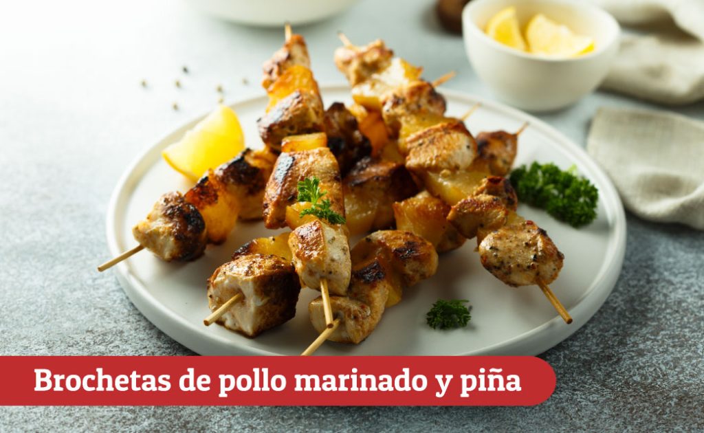 Brochetas de pollo marinado y piña