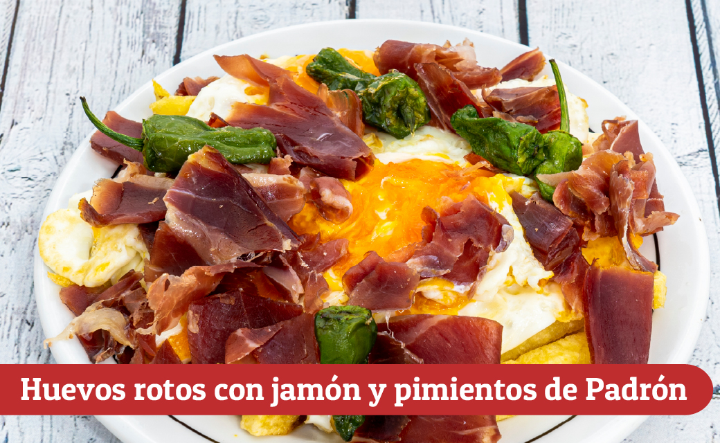 Huevos rotos con jamón y pimientos de Padrón