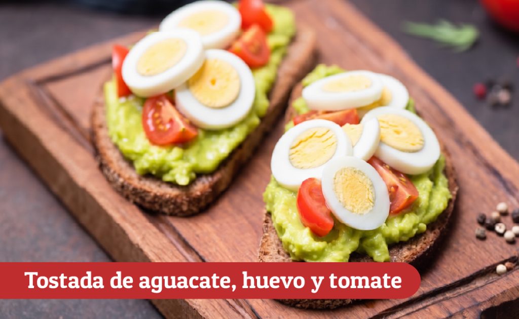 Tostada de aguacate, huevo y tomate 