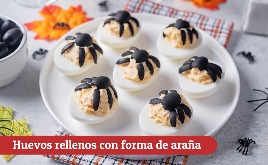 Huevos rellenos con forma de araña
